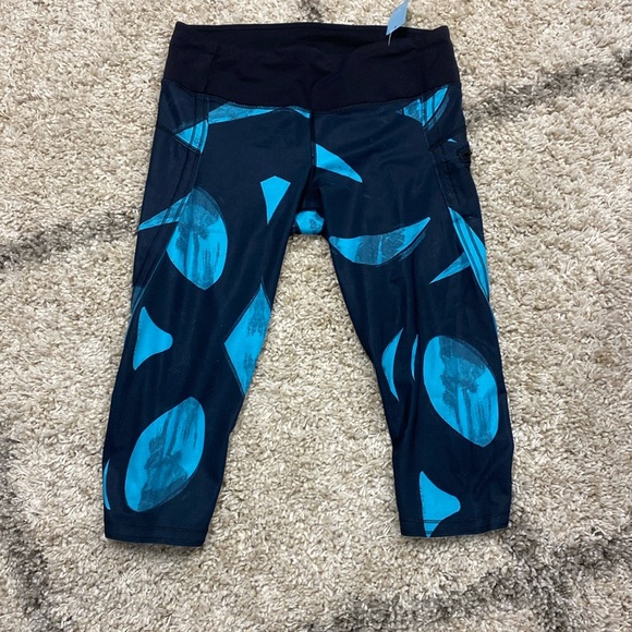 29 -Lululemon Run: Top Speed Crop
Back Spin Stroke Peacock Blue Black -17” - Picture 4 of 6